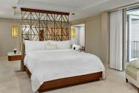 The St. Regis Bermuda Resort客房内的一张或多张床位