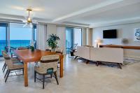 The St. Regis Bermuda Resort的电视和/或娱乐中心