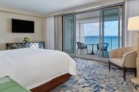 The St. Regis Bermuda Resort客房内的一张或多张床位