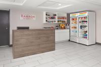 密尔沃基Ramada by Wyndham Milwaukee的配有冰箱和柜台的房间