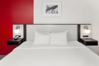 Ramada by Wyndham Milwaukee客房内的一张或多张床位