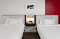 Ramada by Wyndham Milwaukee客房内的一张或多张床位
