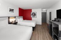 Ramada by Wyndham Milwaukee客房内的一张或多张床位