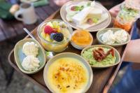 多瑙河畔克雷姆斯Gasthof Leindl的桌子上摆满了各种食物的碗