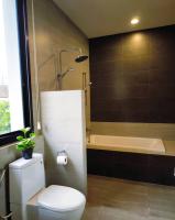 曼谷Studio Sukumvit 29的带马桶和浴缸的浴室