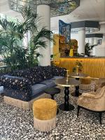 Dali Hôtel Montauban的休息区