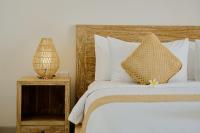 乌布Luxury Nanda villa Ubud的一张带木制床头板和台灯的床