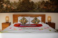 乌布Luxury Nanda villa Ubud的卧室里有一张白色的大床，墙上挂着一幅画