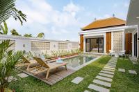 乌布Luxury Nanda villa Ubud的一座带游泳池和房子的后院的形象