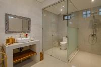 Luxury Nanda villa Ubud的一间浴室