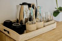 Luxury Nanda villa Ubud的咖啡和沏茶工具
