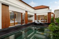 Luxury Nanda villa Ubud内部或周边的泳池