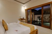 Luxury Nanda villa Ubud客房内的一张或多张床位