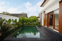 Luxury Nanda villa Ubud内部或周边的泳池