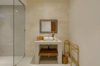 Luxury Nanda villa Ubud的一间浴室