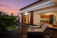 Luxury Nanda villa Ubud内部或周边的泳池