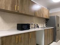 迪拜Garden Residence的厨房的台面上有一个微波炉
