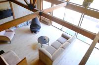 Chalet at Rainier Lodge (0.4 miles from the entrance)的休息区