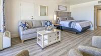 Ocean Front - Luxury Condo的休息区