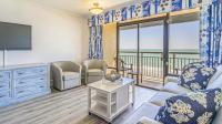 默特尔比奇Ocean Front - Luxury Condo的带沙发和电视的客厅
