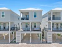 格尔夫海岸The Hangout House Relaxed 4BR Luxury, 3 King Suites, Walk to Beach, Pet Friendly的海滩上带阳台的三层建筑