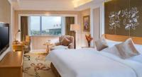 Vienna International Hotel Shenzhen North Station Branch客房内的一张或多张床位
