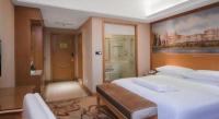 Vienna International Hotel Shenzhen North Station Branch客房内的一张或多张床位