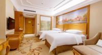 Vienna International Hotel Shenzhen North Station Branch客房内的一张或多张床位