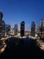 迪拜景观或在公寓看到的城市景观