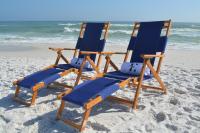 德斯坦Hotel Effie Sandestin Resort, Autograph Collection的沙滩上的两把沙滩椅