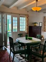 The Bungalow - Experience the 20s的休息区