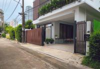 曼谷Studio Sukumvit 29的街道边有门的房子