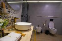 迪拜Al Marmoom Oasis Luxury Experiential Desert Domes的带大浴缸和马桶的浴室