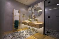 迪拜Al Marmoom Oasis Luxury Experiential Desert Domes的配有两个水槽和两面镜子的浴室