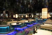 里诺Peppermill Resort Spa Casino的一个带桌椅的大堂和一座建筑