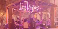 拉斯维加斯Sin City Hostel的坐在桌子下面的一组人