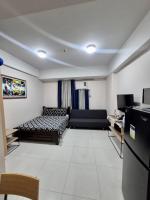 A&G Condotel at 101newport Across NAIA T3的电视和/或娱乐中心