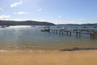 Scotland IslandIsland Paradise - Private Waterfront Retreat的湖上码头,水中有船