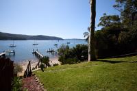 Scotland IslandIsland Paradise - Private Waterfront Retreat的海滩上的船只