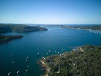 Scotland IslandIsland Paradise - Private Waterfront Retreat的湖泊的鸟瞰图，湖中有船