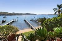 Scotland IslandIsland Paradise - Private Waterfront Retreat的港口景色，水里停着小船