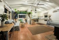 Island Paradise - Private Waterfront Retreat的厨房或小厨房