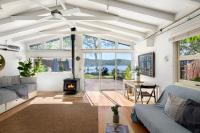 Island Paradise - Private Waterfront Retreat的休息区