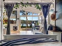 Island Paradise - Private Waterfront Retreat客房内的一张或多张床位