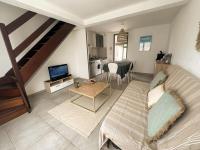 乐巴凯尔斯Maison vacances proche de la mer的带沙发和桌子的客厅