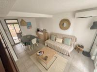 乐巴凯尔斯Maison vacances proche de la mer的带沙发和桌子的客厅