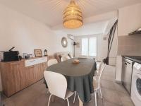 Maison vacances proche de la mer的厨房或小厨房