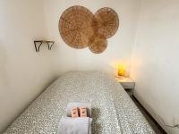 Maison vacances proche de la mer客房内的一张或多张床位