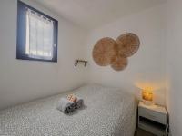 乐巴凯尔斯Maison vacances proche de la mer的一间有床和窗户的小卧室