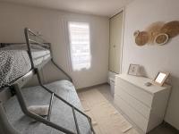 Maison vacances proche de la mer客房内的一张或多张床位